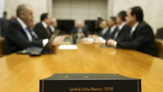 Copom indica nova alta de 0,75 ponto da Selic para maio