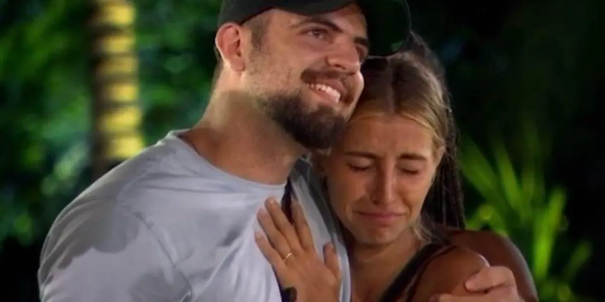 Diego Poggetti abraçado com ex Mina Winkel ao deixar o De Férias com o Ex