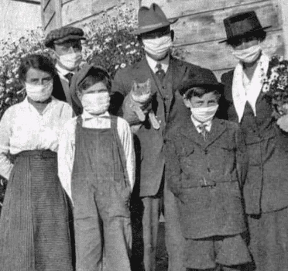 Foto mostra pessoas na época da pandemia da gripe espanhola, usando máscaras.