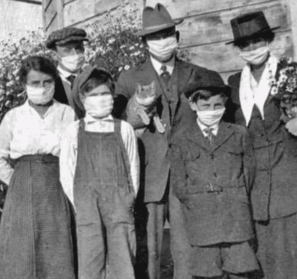 Foto mostra pessoas na época da pandemia da gripe espanhola, usando máscaras.