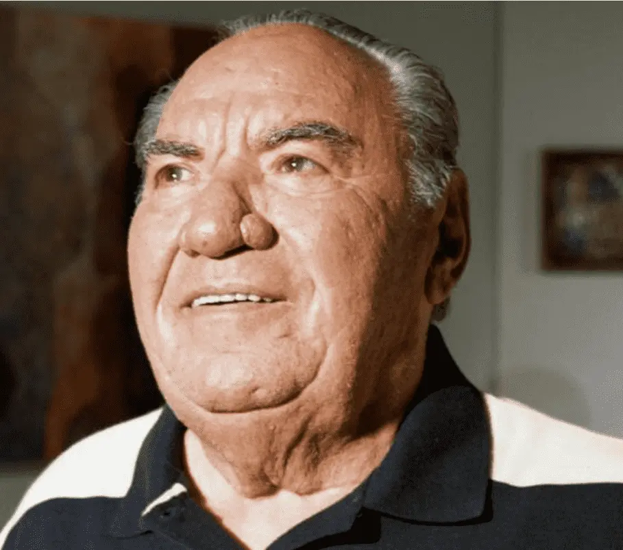 Foto do milionário Samuel Klein, um homem idoso, pela branca e cabelos grisalhos. 