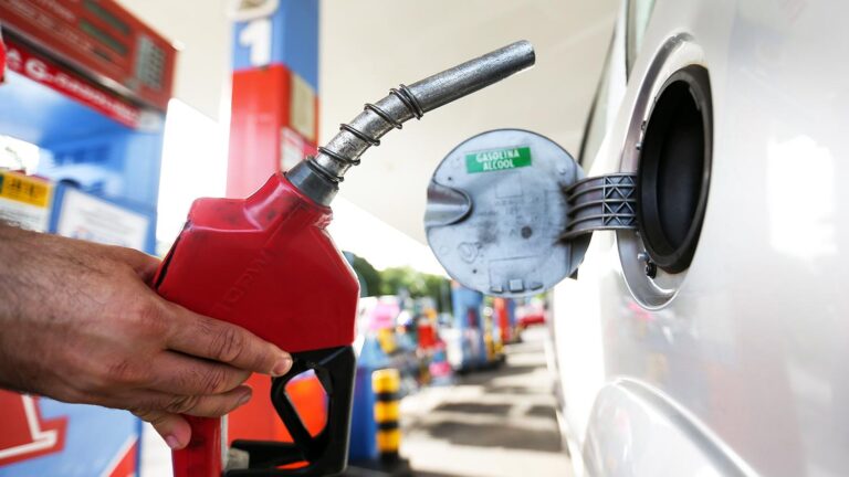 Prévia da inflação de julho fica em 0,30% com alta da gasolina