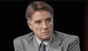 Foto mostra Eike Batista com a expressão séria, homem branco, de cabelos grisalhos, vestindo terno e gravata.