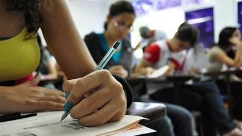 Imagem mostra alunos durante prova do enem