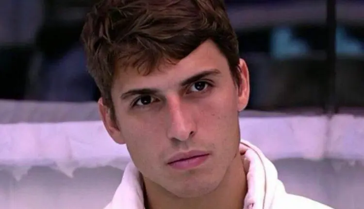 Felipe Prior olhando fixo para frente durante participação no