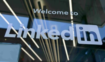 Imagem mostra uma vidraça com o site linkedin empregos