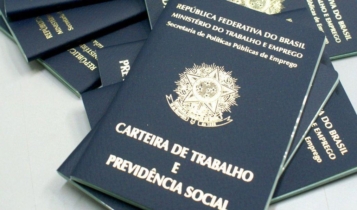 Imagem mostra carteiras de trabalho