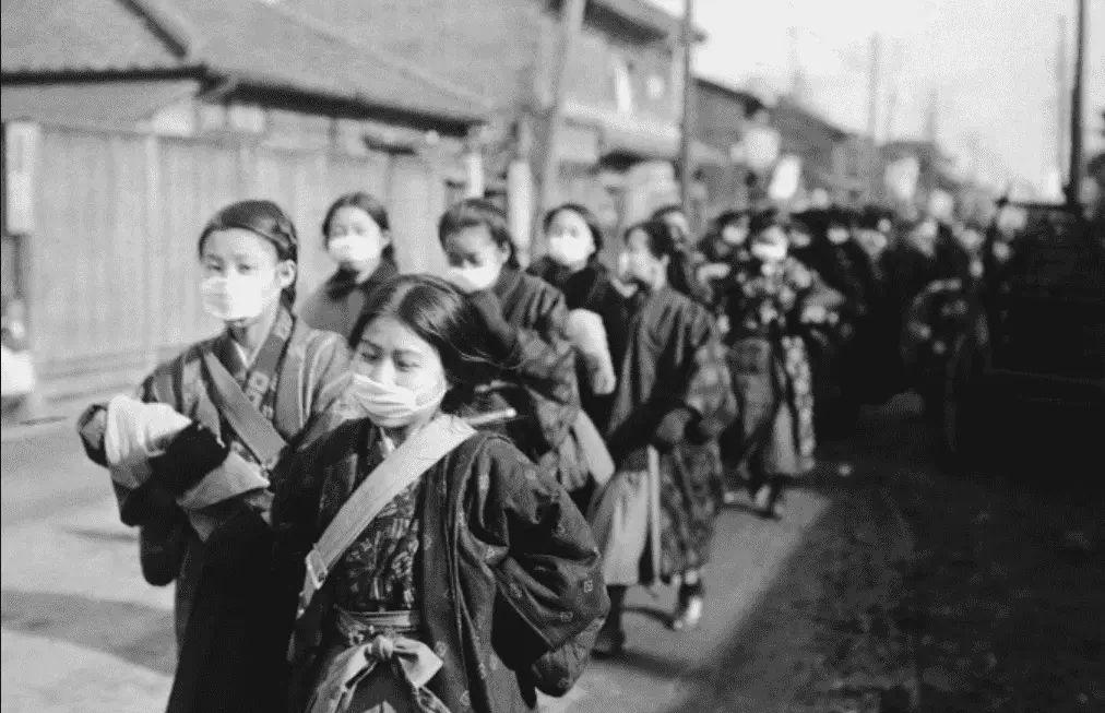 Foto mostra uma fila de pessoas mascaradas na pandemia da gripe de Hong Kong