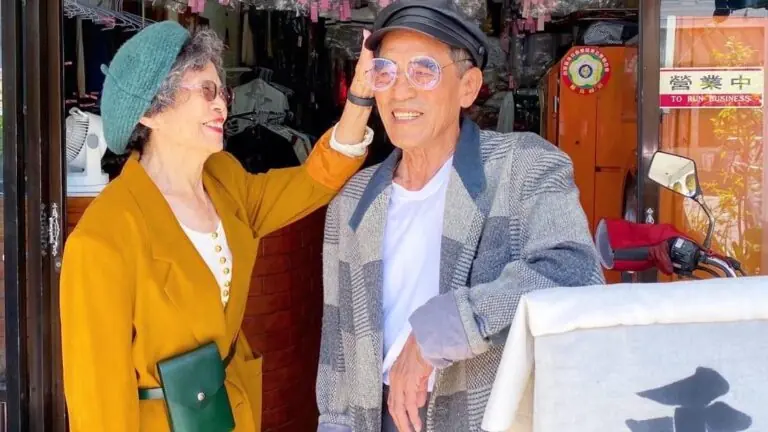 Casal de idosos cria looks com roupas esquecidas em lavanderia
