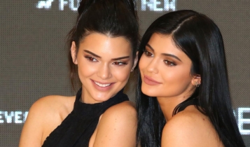 Irmãs Jenner promovem cópias de produto da Apple e geram polêmica Irmãs Jenner promovem cópias de produto da Apple e geram polêmica