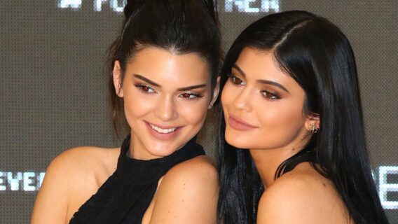 Irmãs Jenner promovem cópias de produto da Apple e geram polêmica