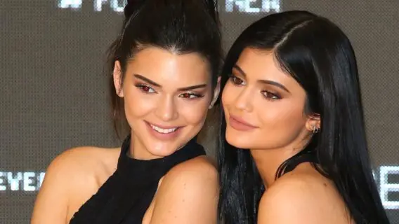 Irmãs Jenner promovem cópias de produto da Apple e geram polêmica