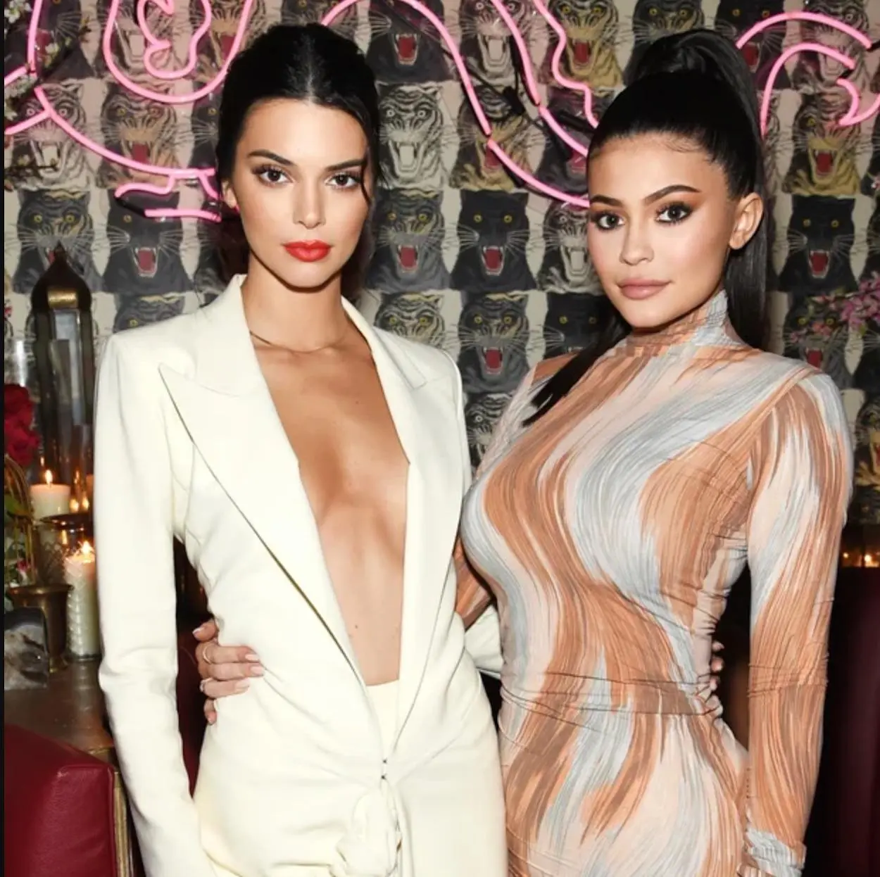 Irmãs Jenner promovem cópias de produto da Apple 