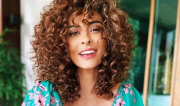 Imagem mostra atriz Juliana Paes com cabelos cacheados