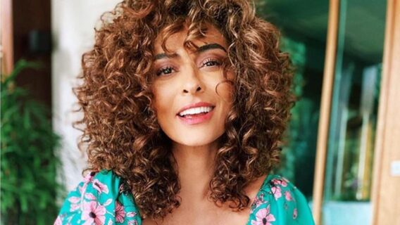 Juliana Paes surge deslumbrante com saída de praia e chapéu