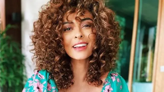 Juliana Paes surge deslumbrante com saída de praia e chapéu
