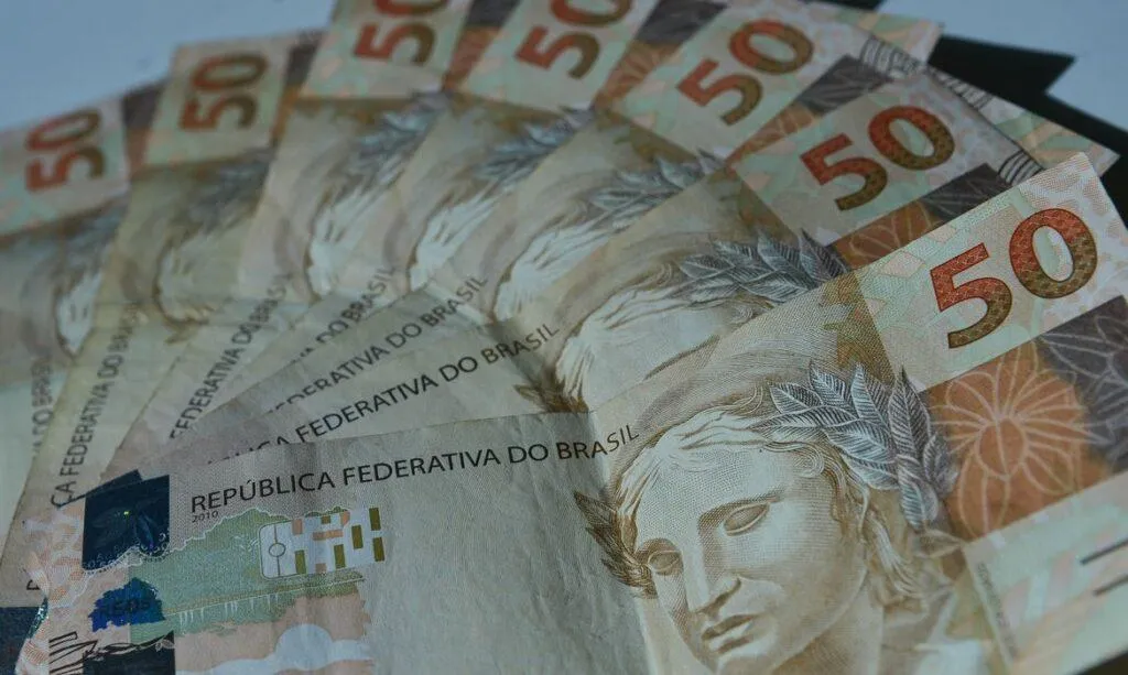 imagem mostra notas de reais para pensão por morte
