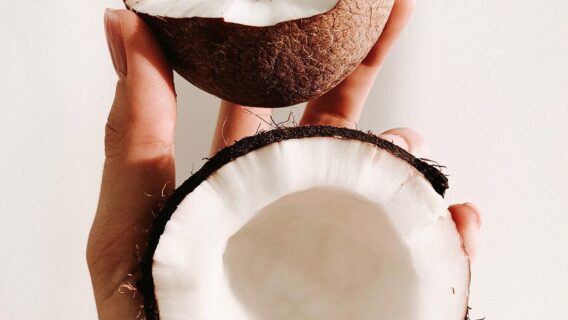 Óleo de coco na pele pode causar acne e comedões