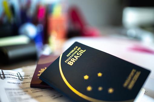Passaporte comum sobre a mesa
