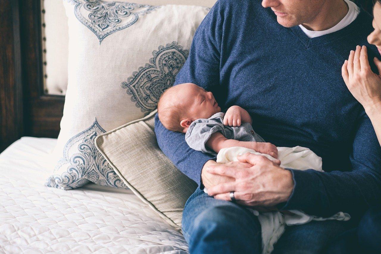 Pai com filho bebê no colo