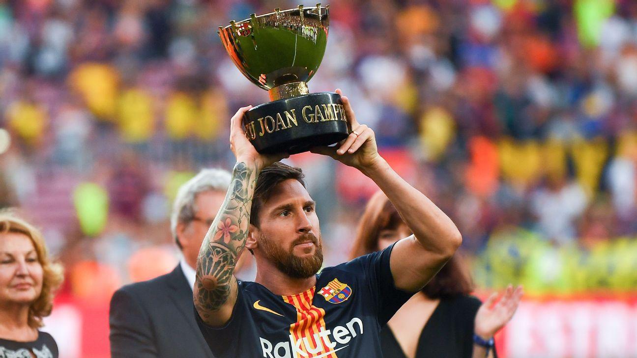 Imagem mostra Messi levantando a taça do Trefeú Joan Gamper