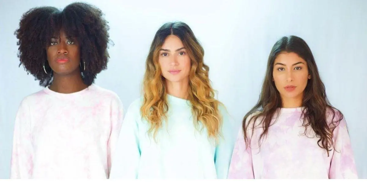 Thaila Ayala posada com duas amigas usando roupa tie-dye