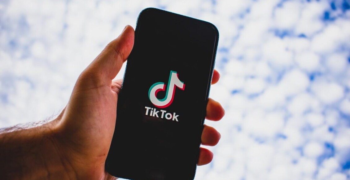 Imagem mostra um celular com o aplicativo tiktok