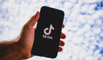 Imagem mostra um celular com o aplicativo tiktok