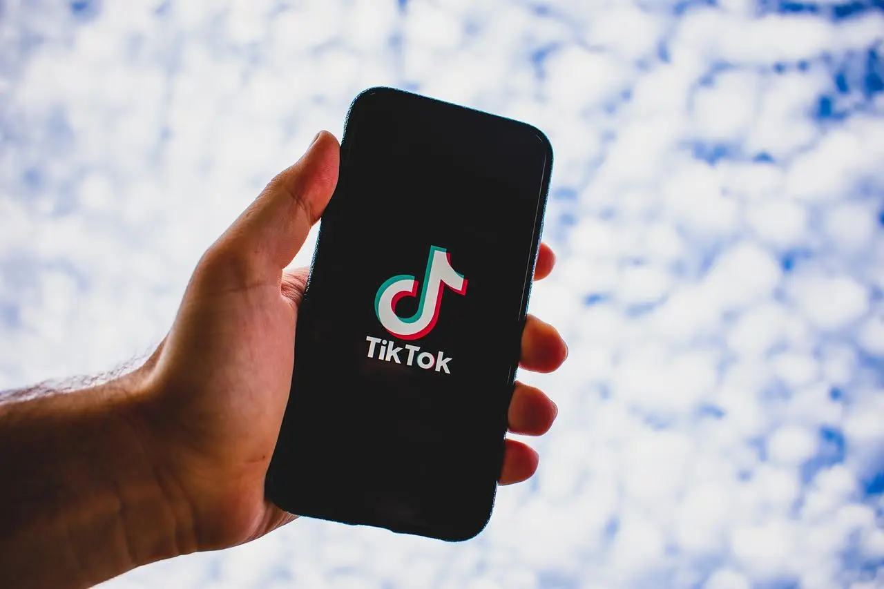 Imagem mostra um celular com o aplicativo tiktok