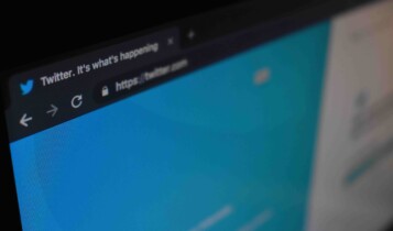 adolescente é preso por suspeita de hackear o twitter de famosos nos EUA