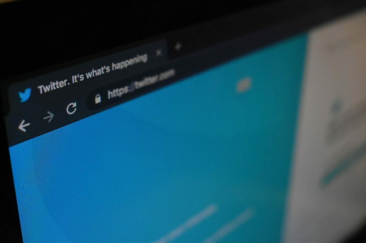 adolescente é preso por suspeita de hackear o twitter de famosos nos EUA