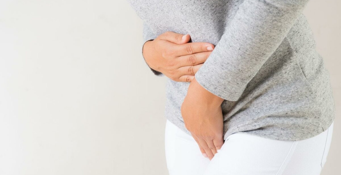 imagem mostra mulher com infecção urinária