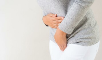 imagem mostra mulher com infecção urinária