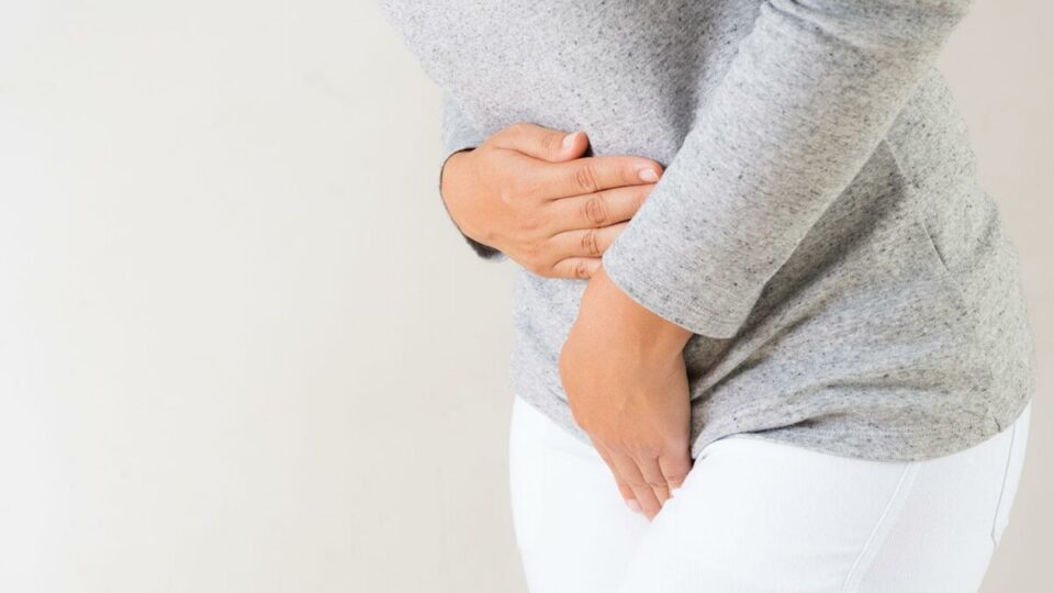 imagem mostra mulher com infecção urinária