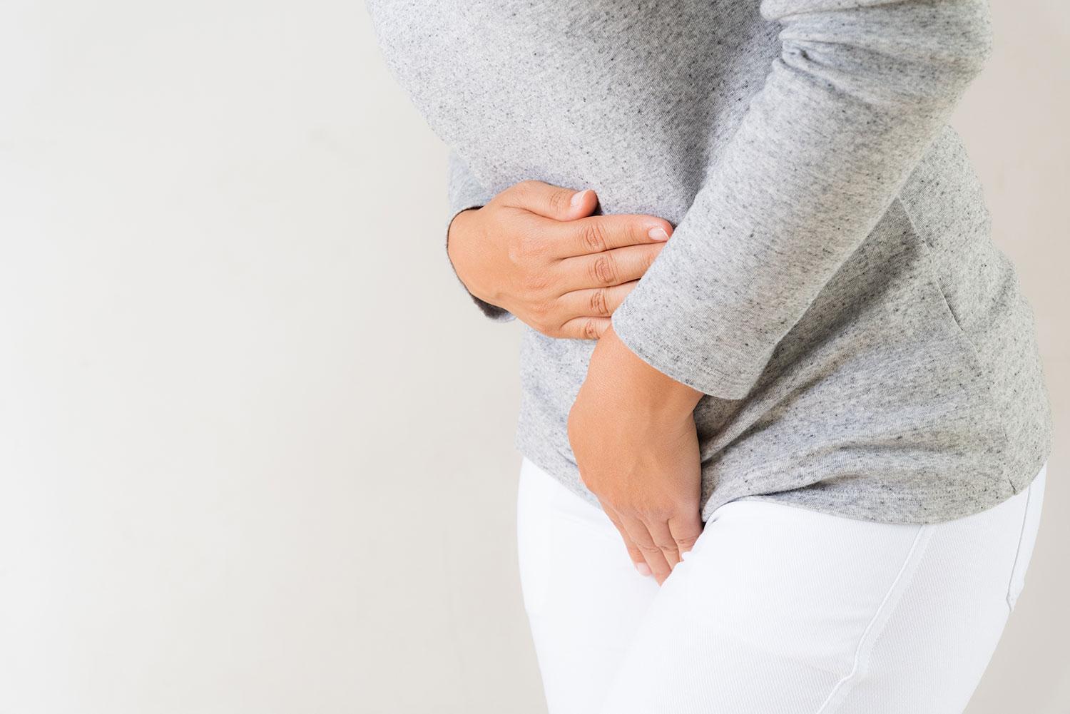 imagem mostra mulher com infecção urinária
