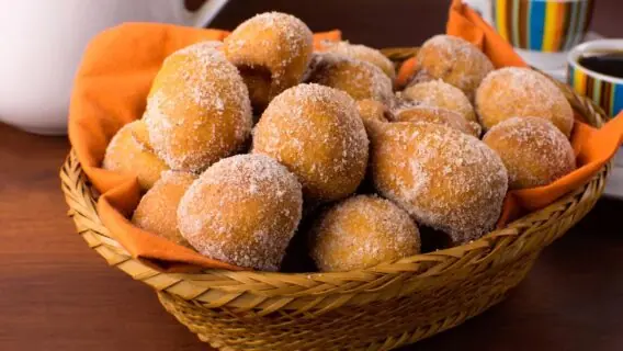 5 receitas de bolinho de chuva com gostinho de infância