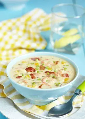 Sopa cremosa de batata, milho, bacon e aipo