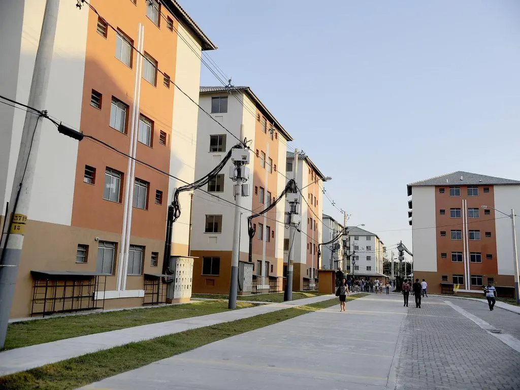 prédios de cinco andares enfileirados