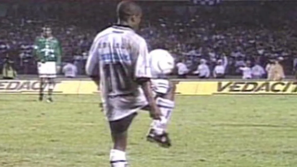 Corinthians e Palmeiras na final do Paulistão: Edilson faz embaixadinhas em 1999