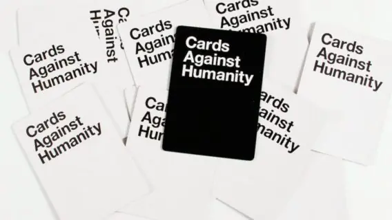 Cards Against Humanity: conheça o jogo de cartas politicamente incorreto
