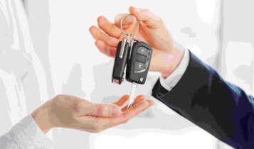 Pessoa entregando chave de carro barato para outra