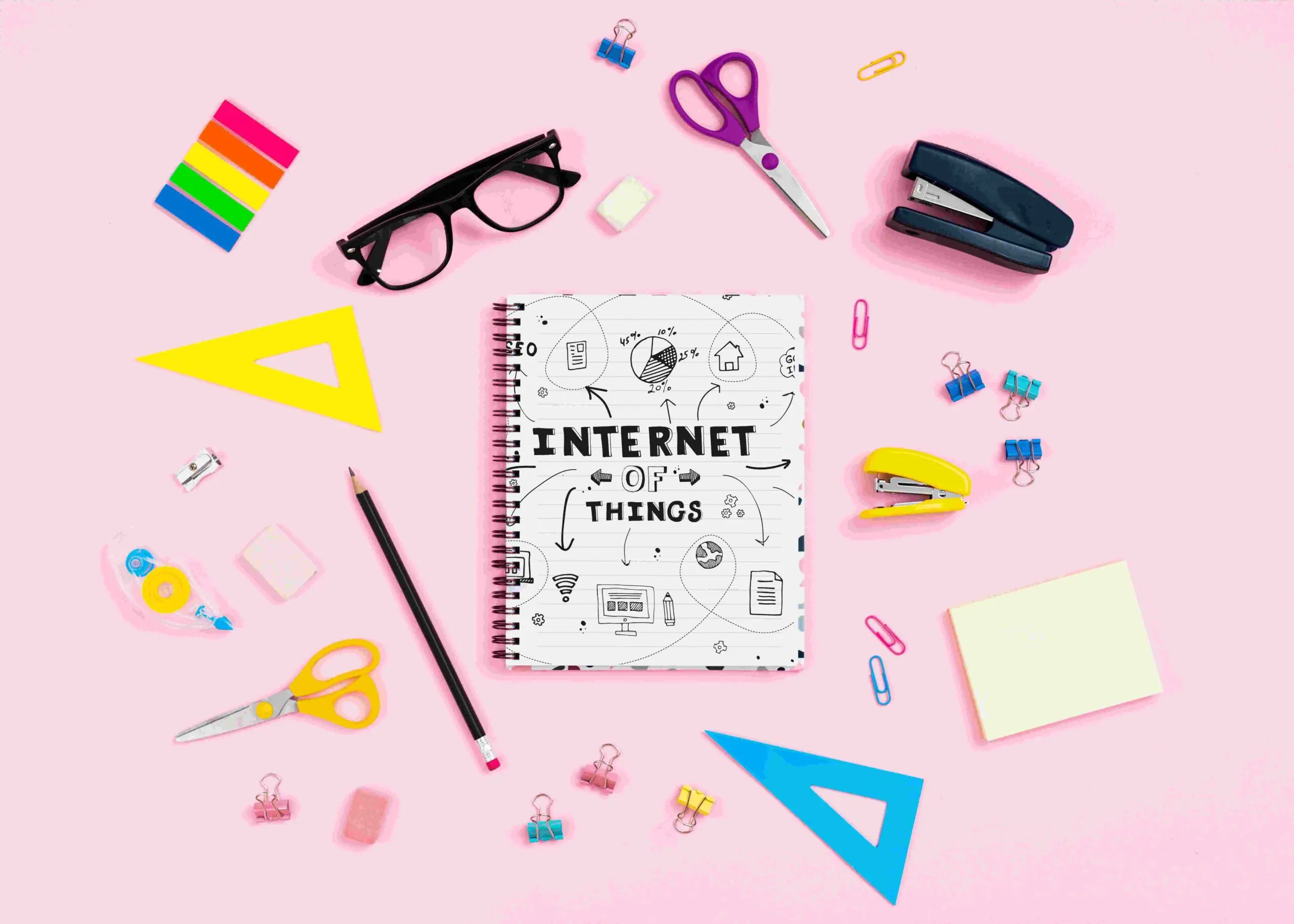 Vários materiais escolares espalhados em uma mesa