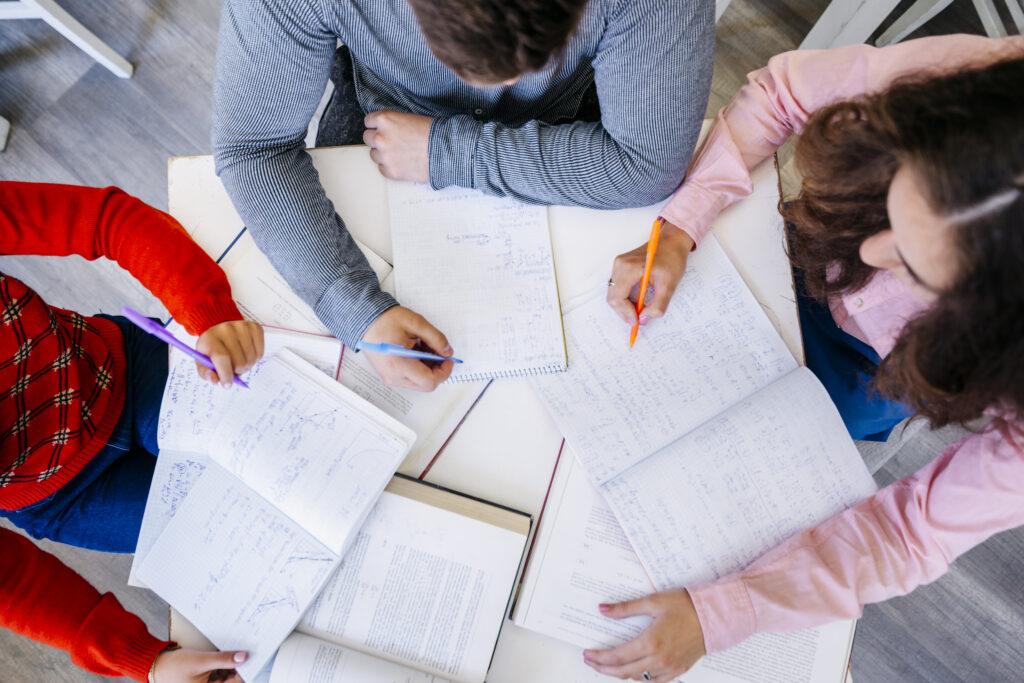 Três jovens estudando juntos