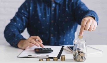 Homem calculando e inserido moedas em um pote