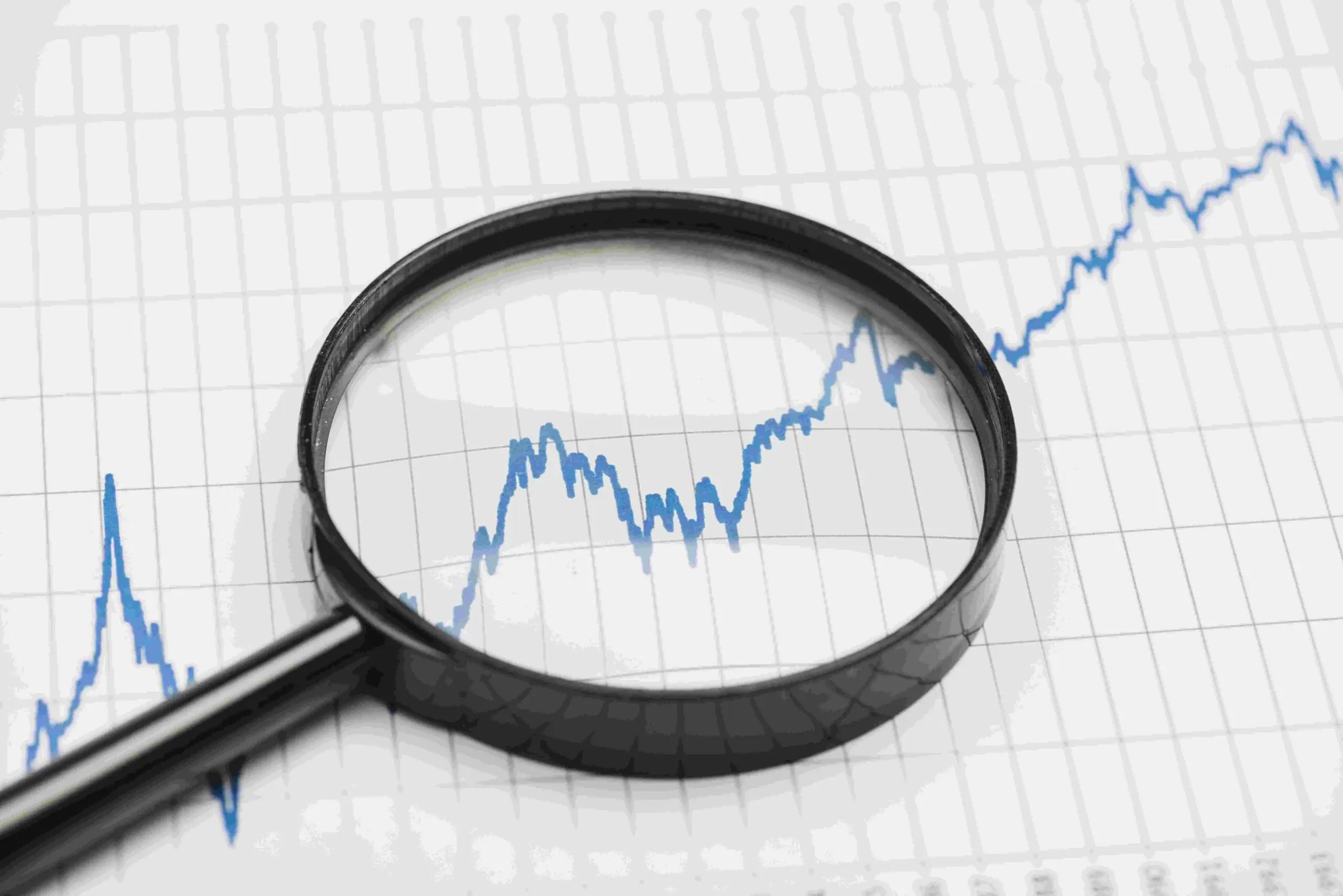Gráfico de ações com lupa em cima