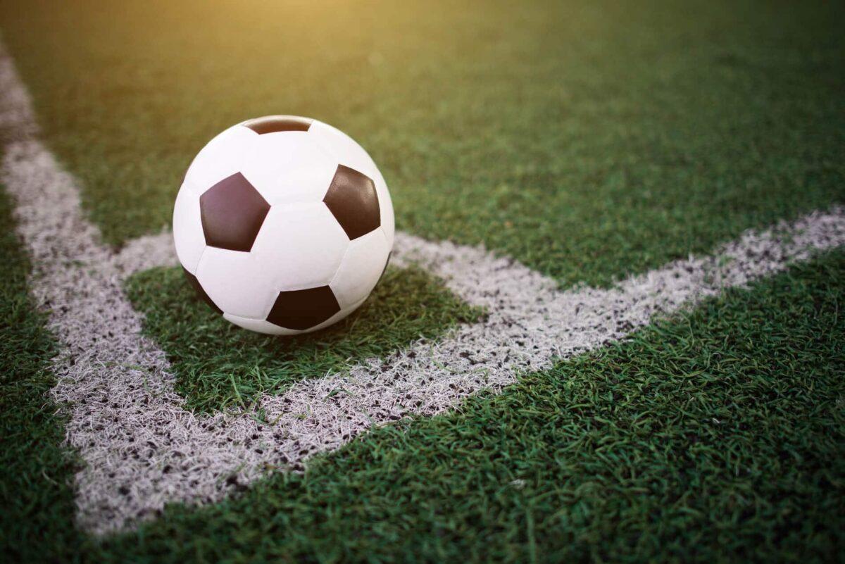 imagem ilustrativa de uma bola de futebol posicionada na linha de escanteio do Dicas Cartola FC da 6ª rodada