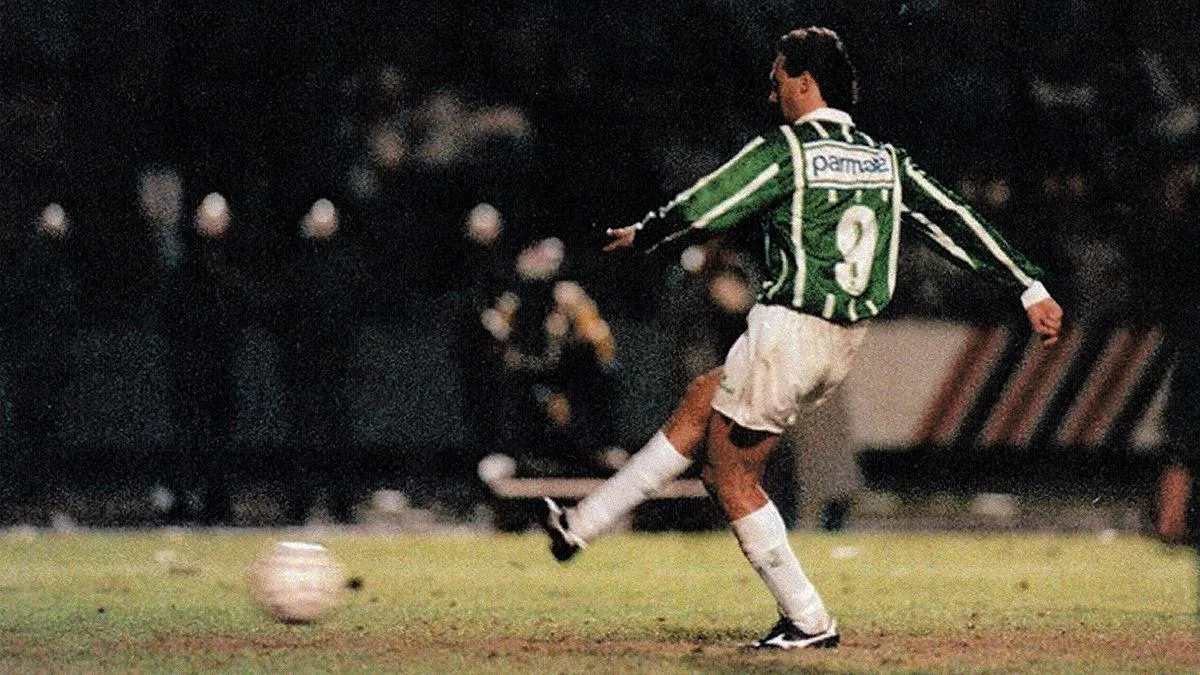 Evair chuta a gol para o Palmeiras na final do Paulistão de 1993