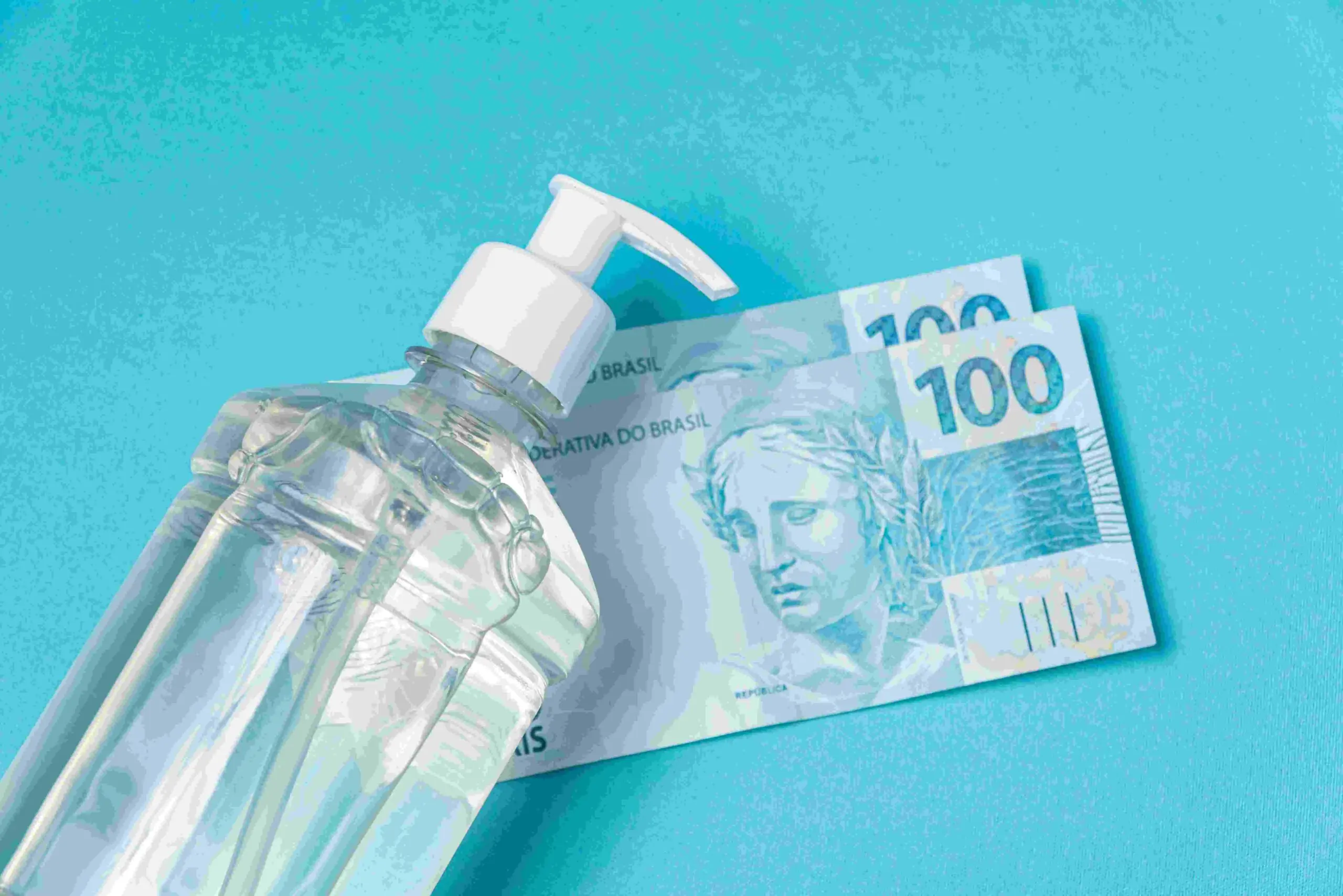 Álcool gel e notas de R$ 100