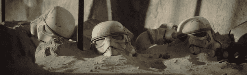 A Disney+ lançará todos os filmes e séries da saga Star Wars. Cena do trailer de Mandalorian com capacetes de stormtroopers abandonados.