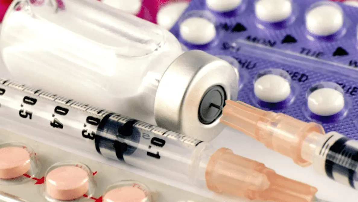 Foto mostra injeções, um frasco de remédio e duas cartelas de comprimidos. 